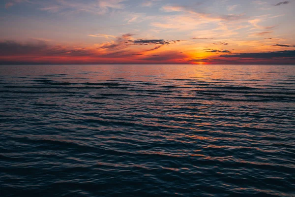 夜晚在海边 美丽的夕阳西下在波罗的海海岸上 小波浪映衬着风景 — 图库照片