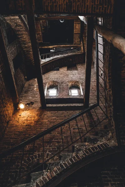 Antigua Torre Vista Interior Escaleras Paredes Ladrillo Con Pequeñas Ventanas —  Fotos de Stock