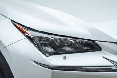 Araba farları yaklaştı. Modern ulaşım