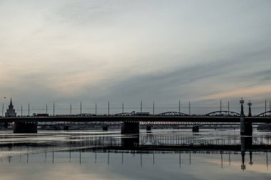 Güneşli bir günde şehre panoramik manzara, Riga, Letonya