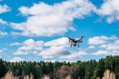 Hava ve arka planda gökyüzü uçan uçak