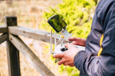 Drone 'u ayarlayan genç adam, kapat.