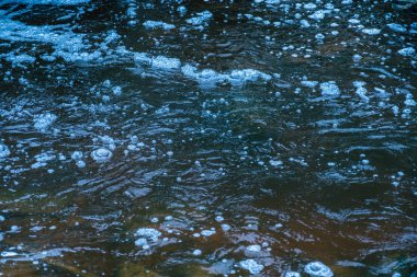 Kabarcıklı nehir suyu. Doğa