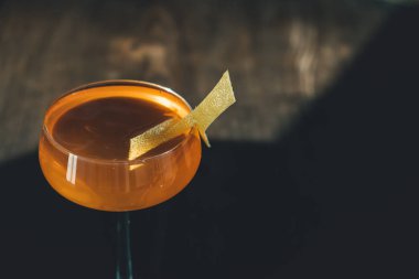  Bar arka planında alkollü kokteyl