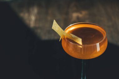  Bar arka planında alkollü kokteyl