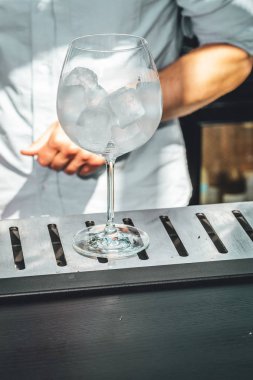 Barmen barda alkollü kokteyl hazırlıyor. 