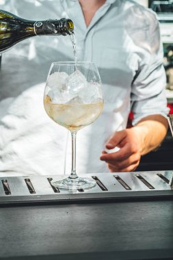 Barmen barda alkollü kokteyl hazırlıyor. 