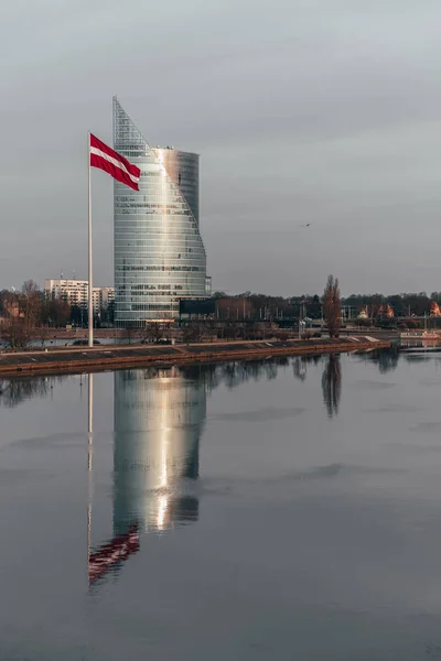 Ryga Łotwa 2018 Panoramiczny Widok Daugava River Duży Szklany Budynek — Zdjęcie stockowe