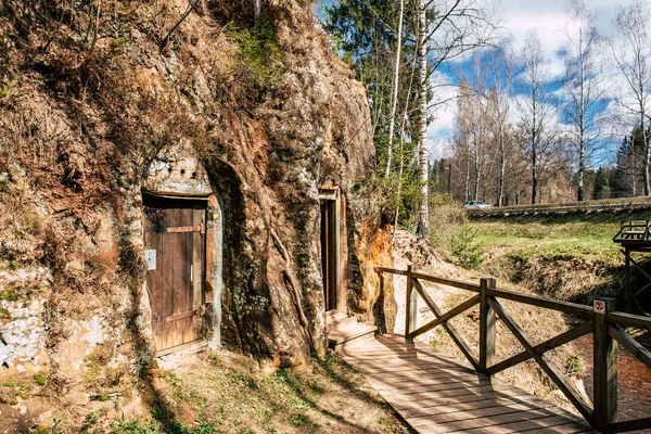 Grottes Grès Ligatne Lettonie Grottes Avec Portes Homme Debout Devant — Photo