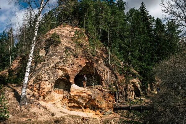 Grottes Grès Ligatne Lettonie Grottes Avec Portes Homme Debout Devant — Photo