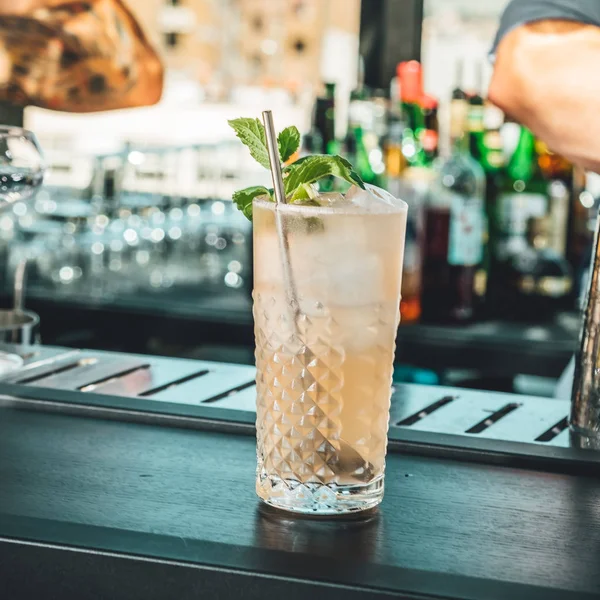 Bartender Mixing Alcoholic Cocktail Bar — Stock Photo, Image