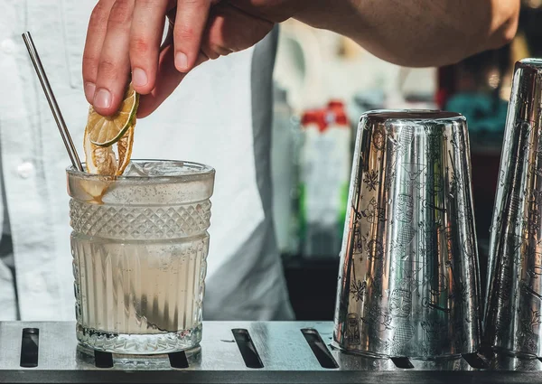 Barman Mistura Coquetel Alcoólico Bar — Fotografia de Stock