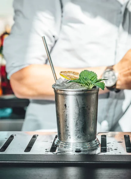 Bartender Mixing Alcoholic Cocktail Bar — Stock Photo, Image