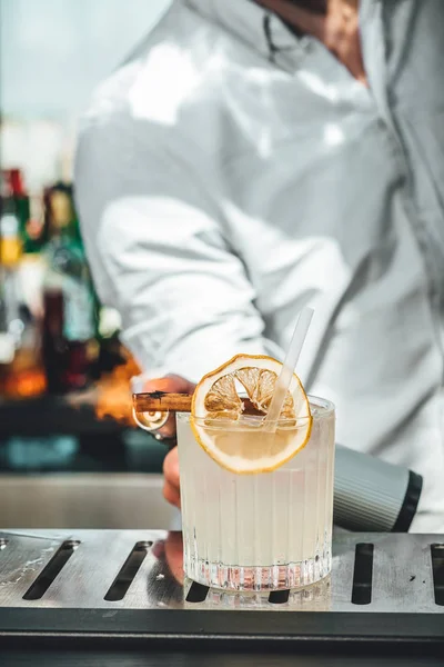 バーでアルコールカクテルを混合バーテンダー — ストック写真