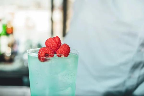 Bartender Mixing Alcoholic Cocktail Bar — Stock Photo, Image