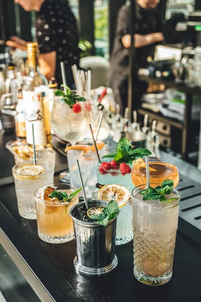 Různé Alkoholické Koktejly Barovém Stole Letní Koktejly Barmana — Stock fotografie