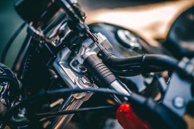 Yakın görüntüde motosiklet gidonu