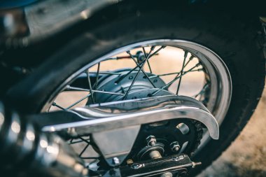Arka motorsiklet tekerleğinin yakın görüntüsü, metal tekerlek telleri, moto taşıma 