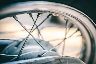 Arka motorsiklet tekerleğinin yakın görüntüsü, metal tekerlek telleri, moto taşıma