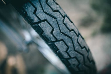 Arka motorsiklet tekerleğinin yakın görüntüsü, metal tekerlek telleri, moto taşıma 