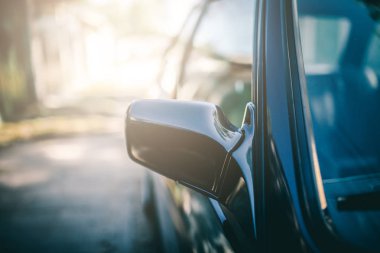 Siyah araba aynası yakın görüntüde.