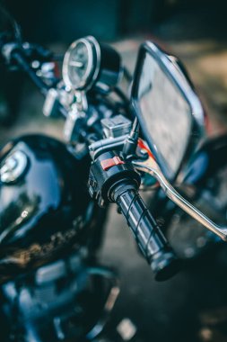 Yakın görüntüde motosiklet gidonu