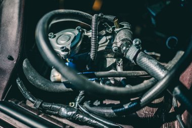 Arka planda motosiklet motorunun kapatılması