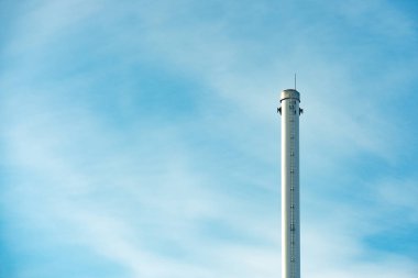 Baca üzerinde mavi bir gökyüzü beyaz endüstriyel duman