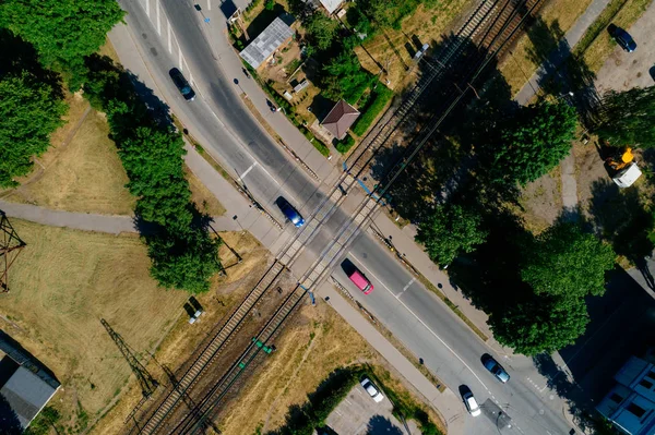 Vista Aérea Sobre Carretera Con Coches Rodeados Bosque — Foto de Stock