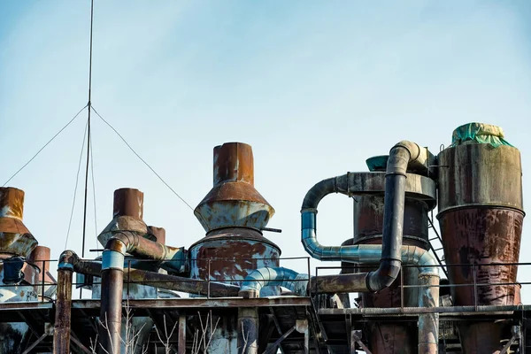 工場の古い錆びた工業用パイプ — ストック写真