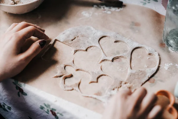 Femeie Textura Aluatului Închidere Coacerea Turtei Dulce Formă Inimă Cookie — Fotografie, imagine de stoc