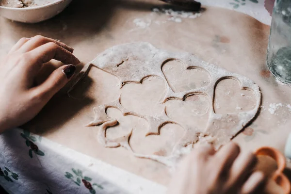 Mujer Textura Masa Primer Plano Pan Jengibre Forma Corazón Para —  Fotos de Stock