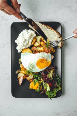 Yumurtalı, patates ve sebzeli klasik kahvaltı tabağı. Sağlıklı yemek..