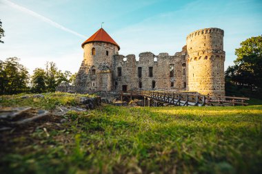 Eski şehir Cesis, Letonya 'daki antik Livonya şatosunun güzel kalıntıları, sıcak günbatımı zamanı.