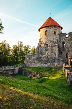 Eski şehir Cesis, Letonya 'daki antik Livonya şatosunun güzel kalıntıları, sıcak günbatımı zamanı.