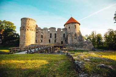 Eski şehir Cesis, Letonya 'daki antik Livonya şatosunun güzel kalıntıları, sıcak günbatımı zamanı.