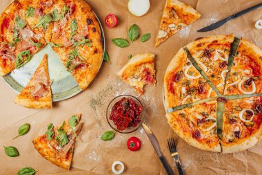 Flatlay. Pizza Lokantası Menüsü ve yemek malzemeleri kahverengi arka planda domates fesleğeni, İtalyan yemeği.