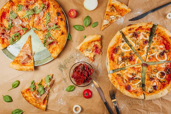 Flatlay Pizza Restaurant Menü Und Kochzutaten Tomaten Basilikum Auf Braunem — Stockfoto