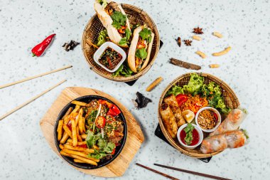 Taze ve lezzetli Vietnam yemeği masası, Pho ga, fo kaseleri, erişte, börek, parlak arka planda Asya yemeği masası.