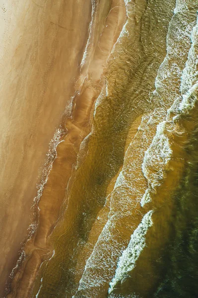 Вид Зверху Морські Склепіння Хвилі Піни Падають Пляж Утворюючи Красиві — стокове фото