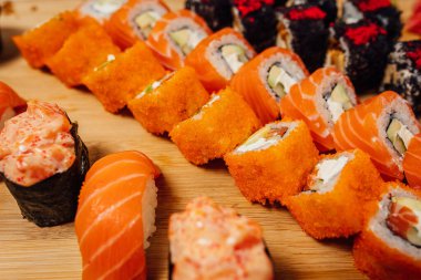 Tahtada zencefil, wasabi ve pirzola çubukları, masada suşi. 