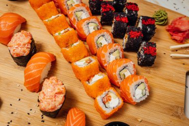 Tahtada zencefil, wasabi ve pirzola çubukları, masada suşi. 