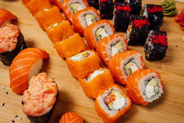 Tahtada zencefil, wasabi ve pirzola çubukları, masada suşi. 