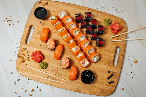 Verschillende Soorten Sushi Rollen Houten Bord Met Gember Wasabi Chop — Stockfoto