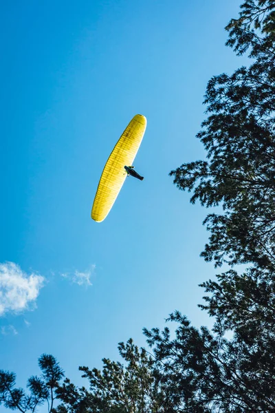 Açık Mavi Gökyüzüne Karşı Parlak Sarı Paraşütü Olan Bir Paraglider — Stok fotoğraf