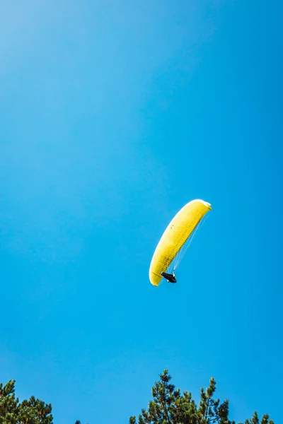 Parapente Com Paraquedas Amarelo Brilhante Contra Céu Azul Claro — Fotografia de Stock
