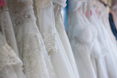 raflar üzerinde asılı beyaz gelinlik