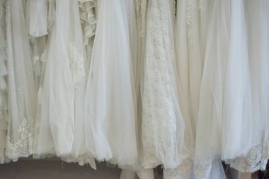 raflar üzerinde asılı beyaz gelinlik