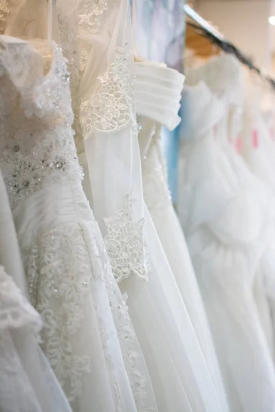 Vestidos Noiva Brancos Pendurados Racks — Fotografia de Stock