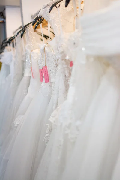 Weiße Hochzeitskleider Hängen Regalen — Stockfoto